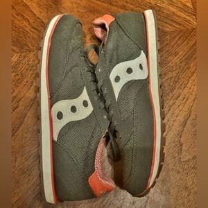 🟢Saucony Men’s Gray and Coral Accent Low-Top Sneakers SIZE 9🟠